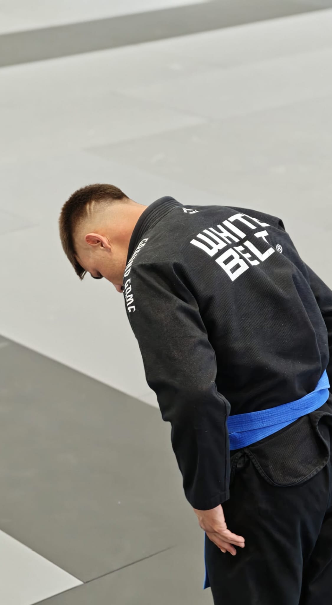 White Belt natjecatelj u crnom kimonu