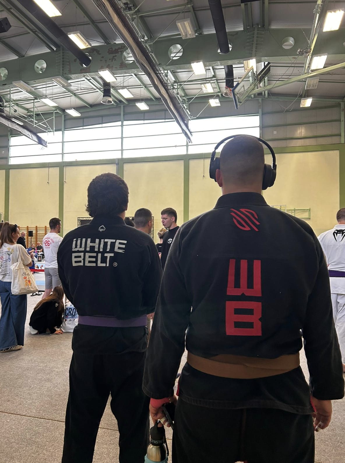 White Belt članovi uz borilište na natjecanju