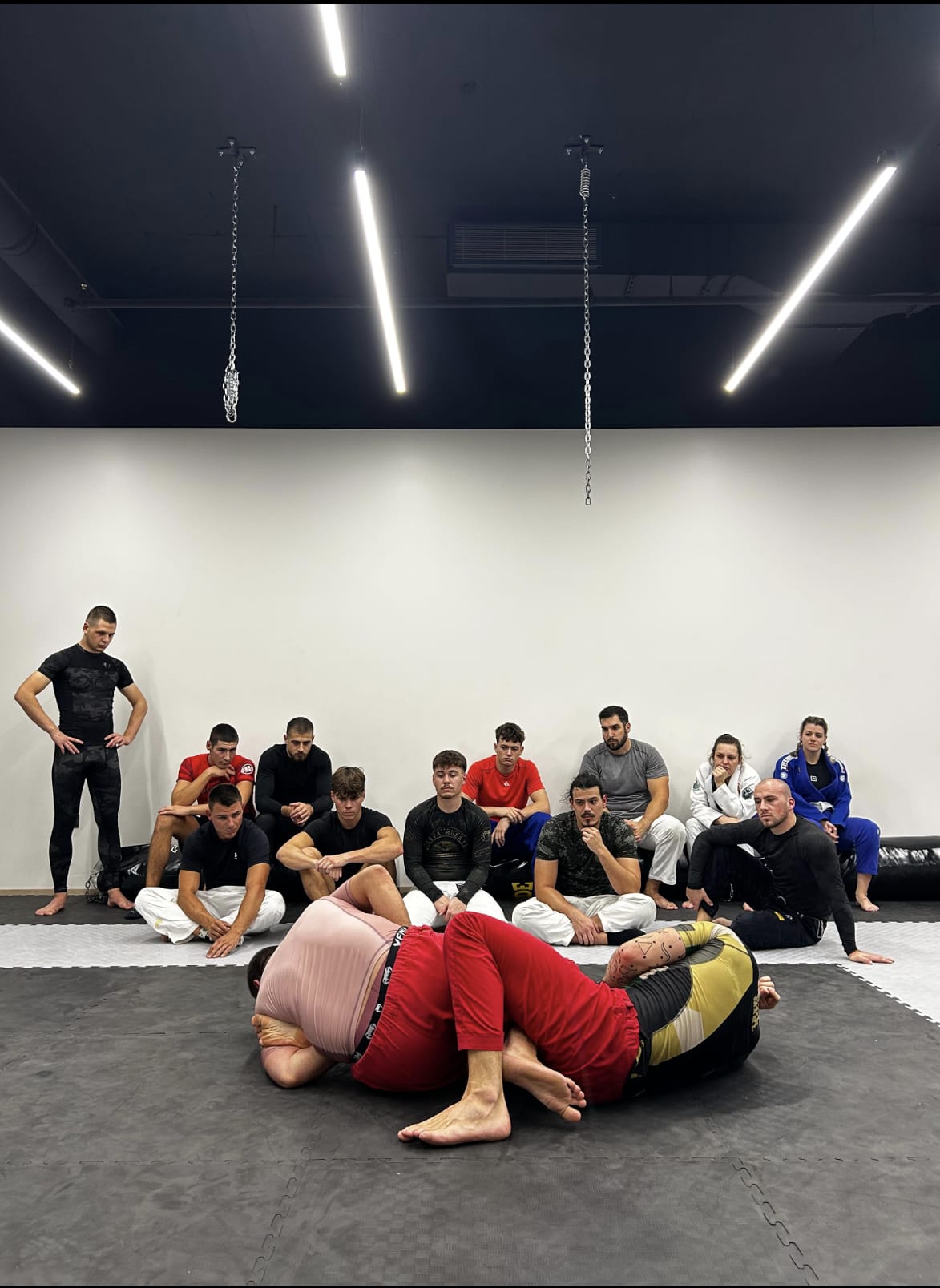 Demonstracija tehnike na White Belt treningu