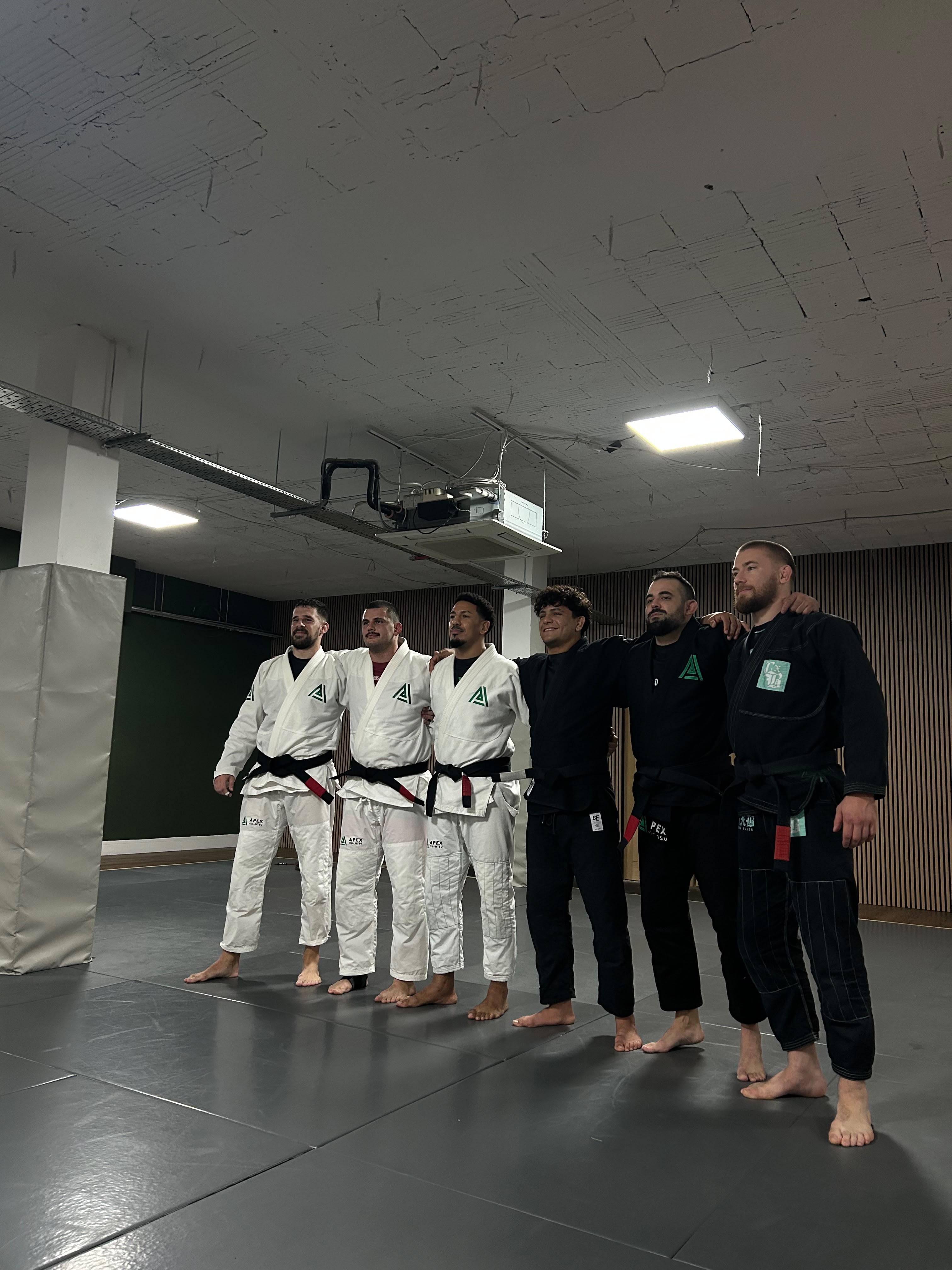 White Belt i Apex BJJ članovi nakon zajedničkog treninga
